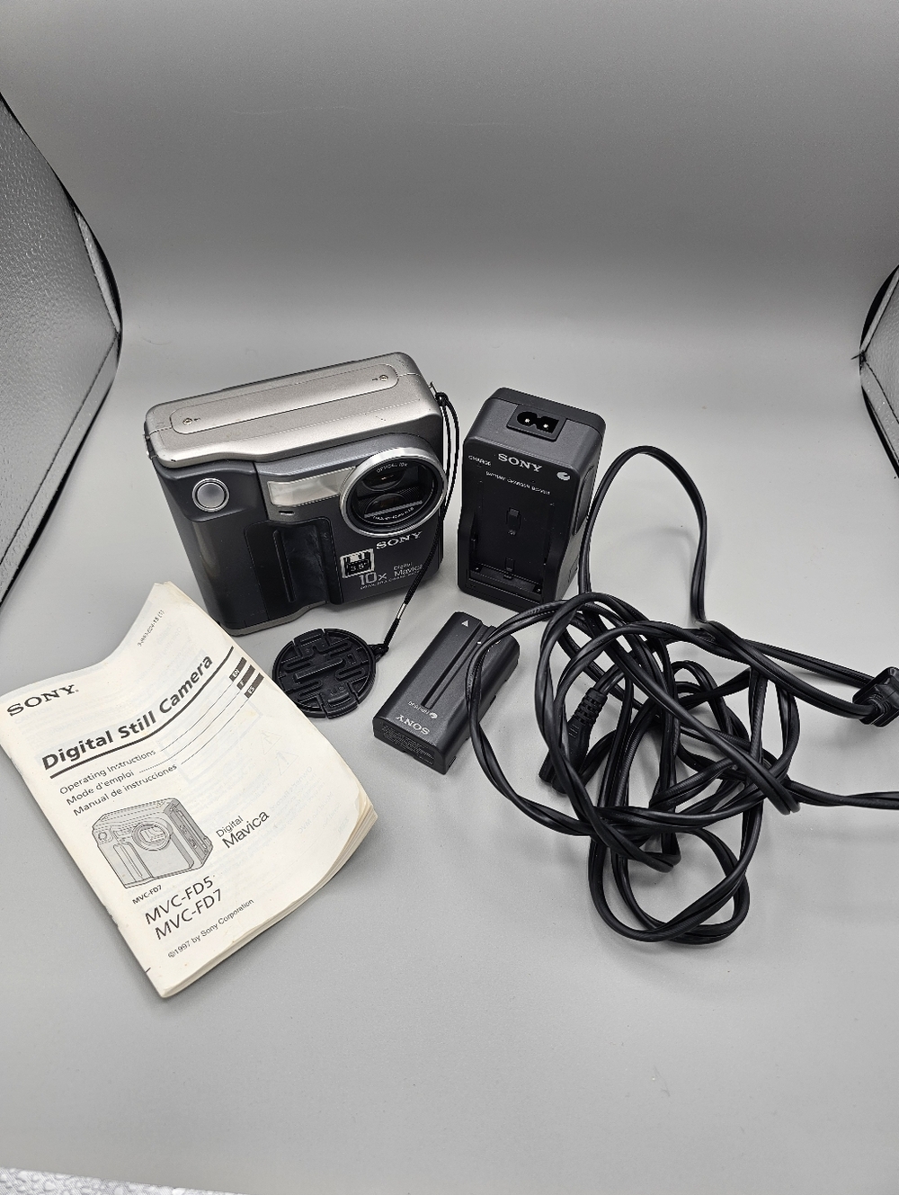 Sony Mavica MVC-FD7 Retro Floppy Disk Digital Camera 10x Zoom TESTED w/ Charger - Picture 2 of 14